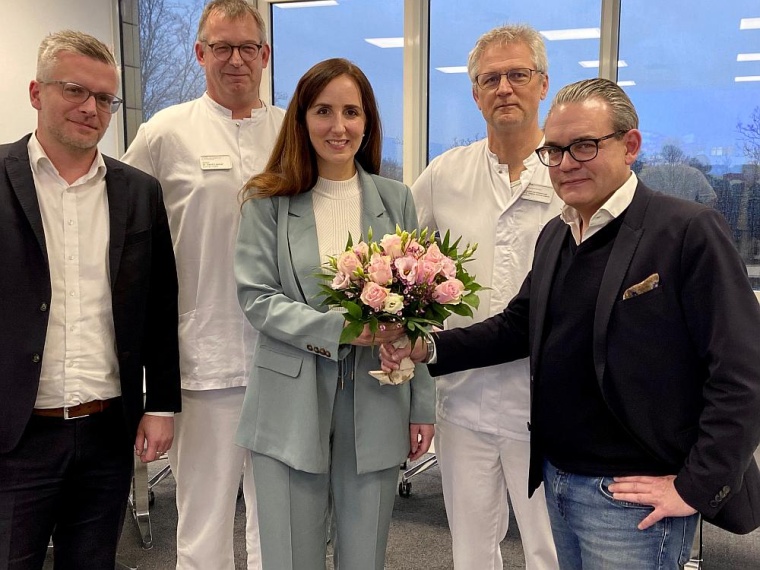 Zum Start in der Bergmannsheil- und Kinderklinik Buer GmbH gratulierten Daniela...