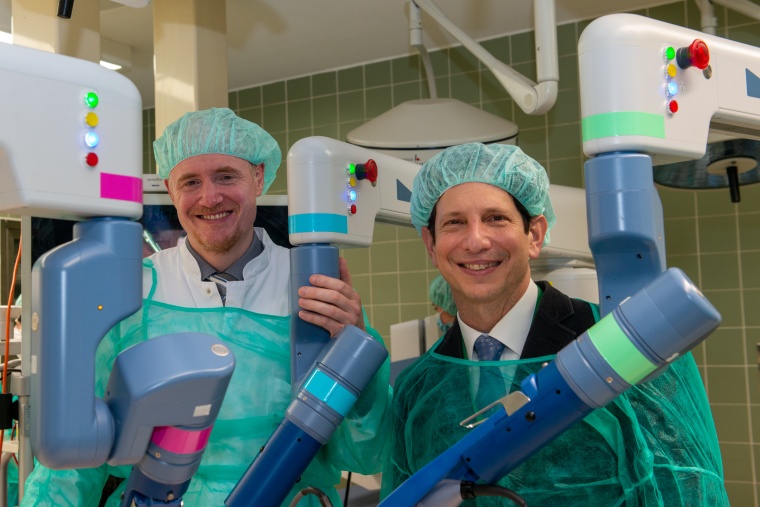 Prof. Gödeke, (l.), und Prof. Muensterer mit dem neuen Senhance-Robotersystem....