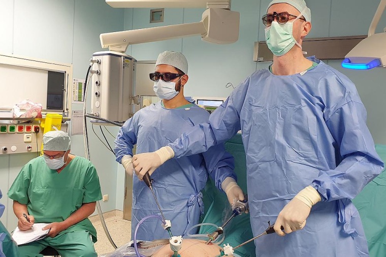 Der OP-Coach (links) dokumentiert seine Beobachtungen während der Operation....