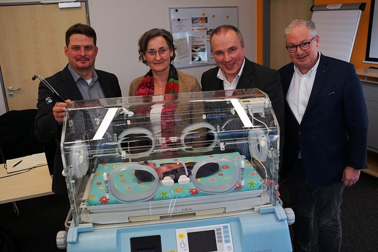 Stellen am CKO den Frühchensimulator im Säuglingsinkubator vor: Chefarzt Dr....