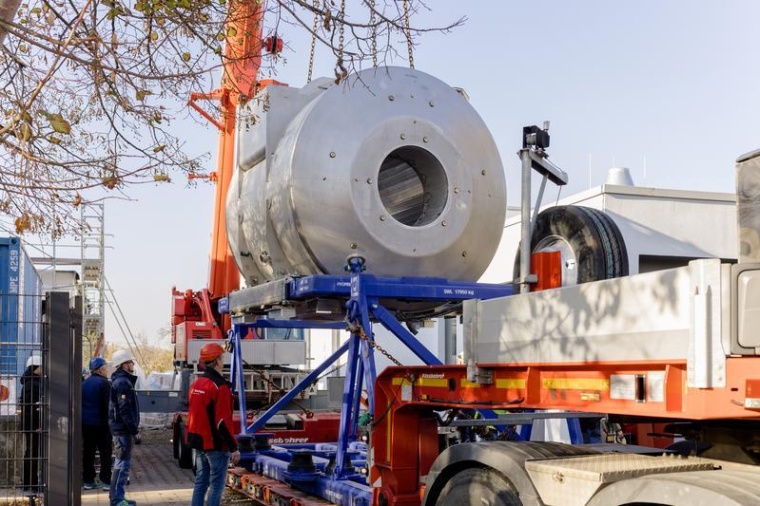Ankunft des großen Magneten als Kernelement für den 7-Tesla-MRT Connectome...