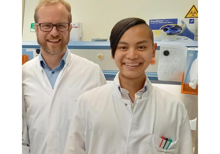 Michael Hudecek (links) und Maik Luu vom Universitätsklinikum Würzburg...