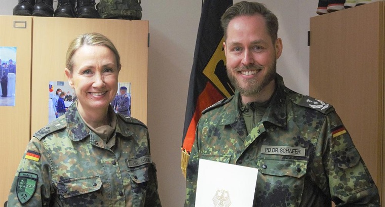 Aushändigung der Ernennungsunterlagen an Oberstabsarzt d.R. PD Dr. Valentin...