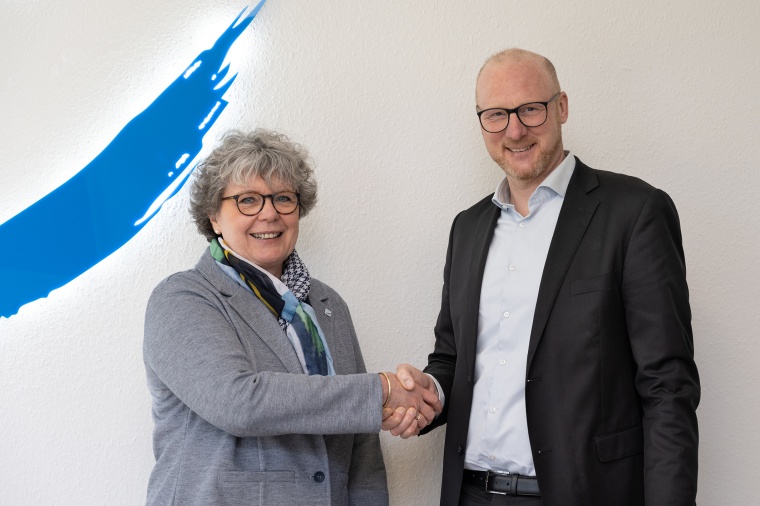 Birgit Dehn und Lars Fehmer besiegeln die strategische Partnerschaft zwischen...