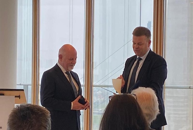 Überreichung des Verdienstordens und der Urkunde an Prof. Exner durch...