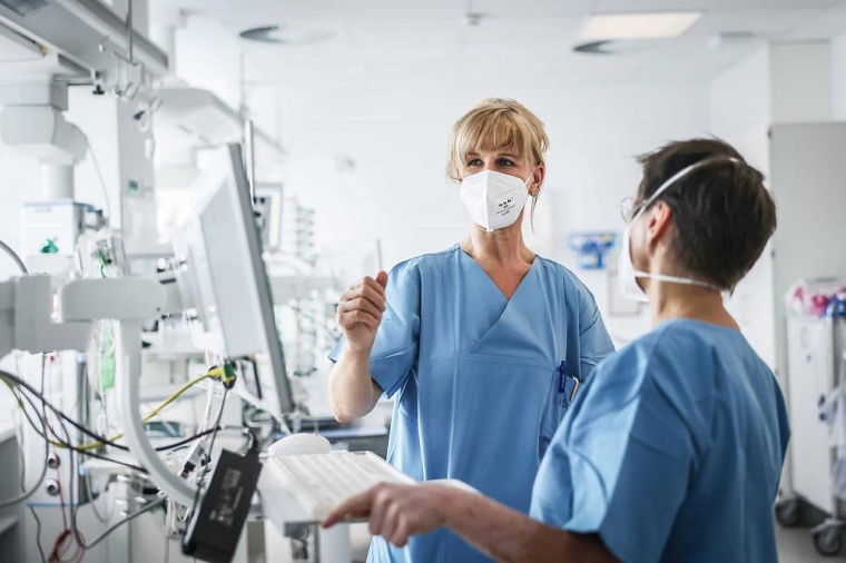 Claudia Weiß (li) bespricht mit ihrer Kollegin Kerstin Schaefer die...