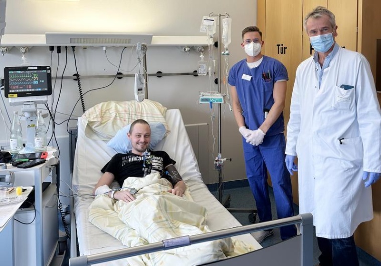 Christian Straub (35) erhielt als 100ster Patient am Uniklinikum Würzburg eine...
