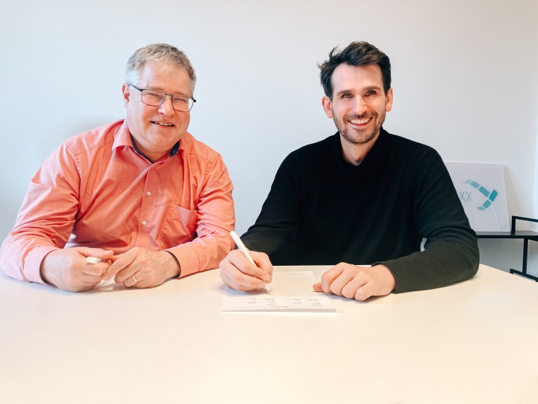 Andreas Dobler (links) und Dr. Franz Pfister (rechts) bei der Unterzeichnung...