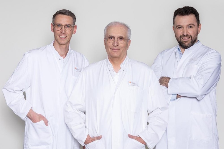 Prof. Dr. Georg Köster (Mitte), Leiter der Orthopädie und Unfallchirurgie der...