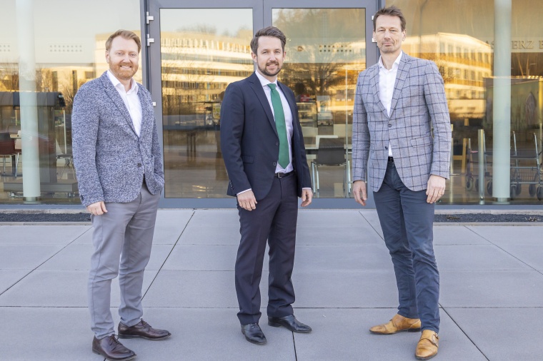 Priv.-Doz. Dr. Florian Brettner (Mitte) wurde von Träger-Geschäftsführer...