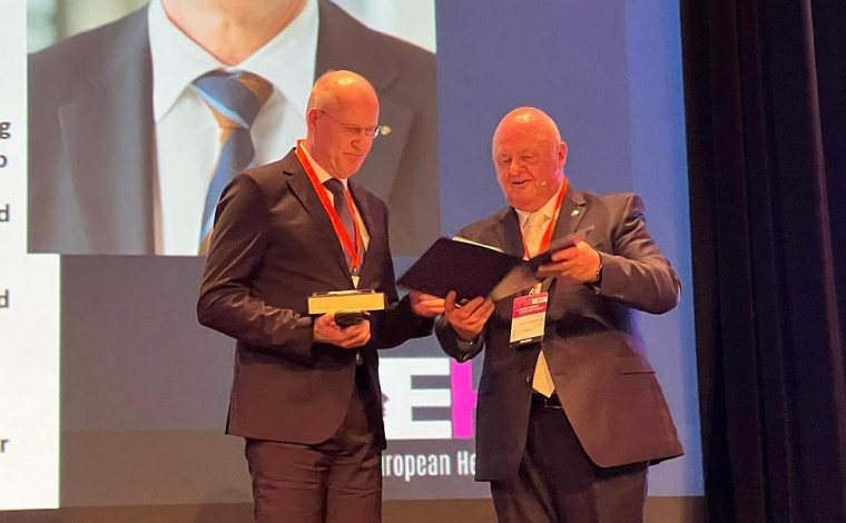 Prof. Andreas Dietz, UKL, (li.) bei der Übergabe des EHNS-Awards. Foto: privat