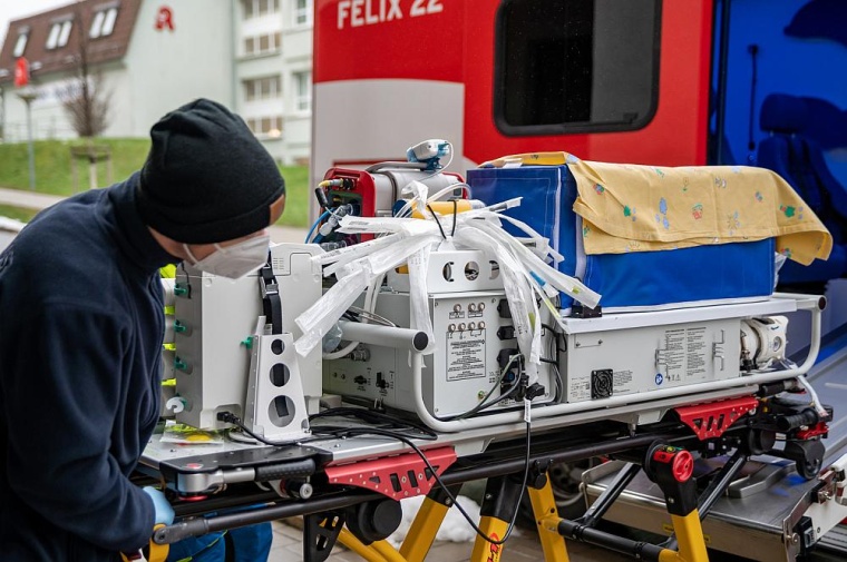 Mit dem „Felix“-Baby-Notarztwagen der modernsten Generation setzen das...