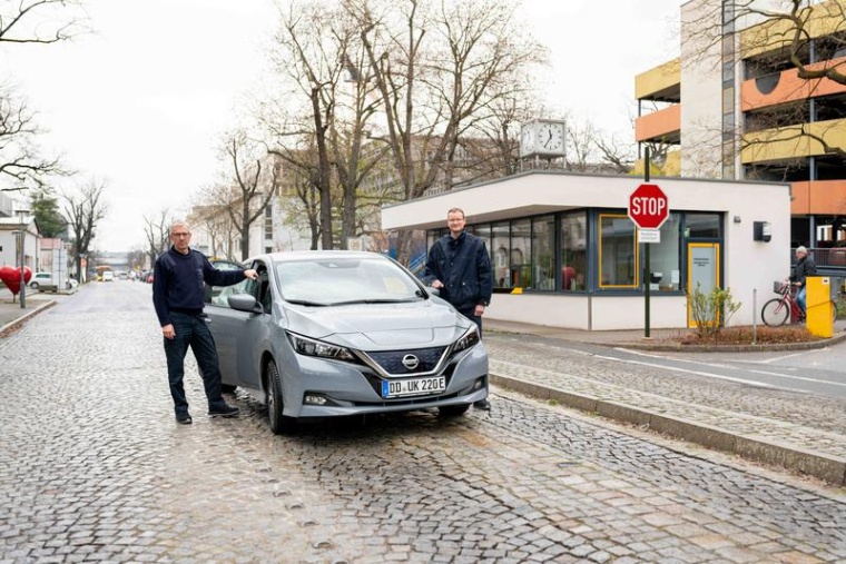 Der Leiter des Sicherheits- und Pfortendienstes (links) und einer der...