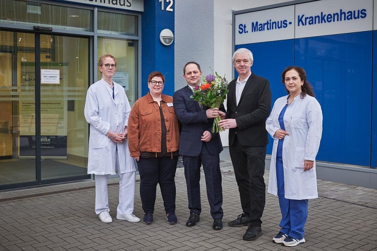 Begrüßten Viktor Alexander Krol (Mitte) gemeinsam (v.l.n.r.): Oberärztin Dr....