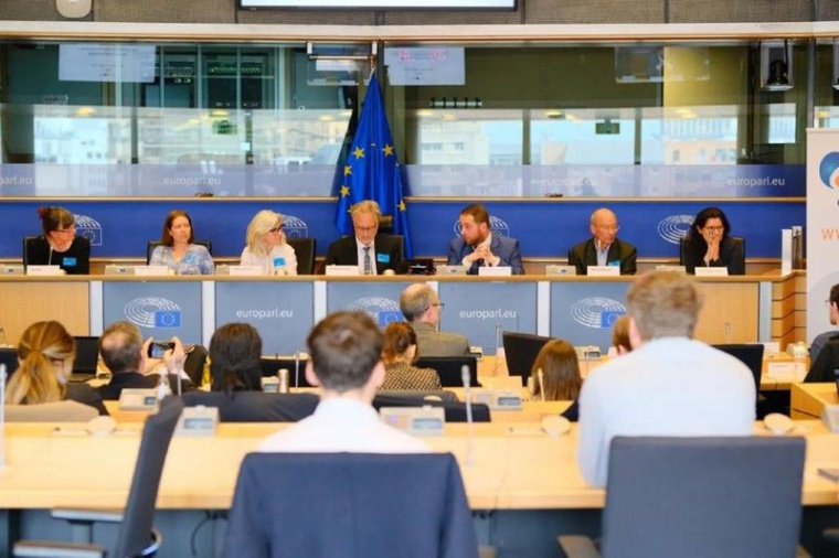 Dr. Ombretta Caspani und Prof. Dr. Rolf-Detlef Treede (3. u. 4. von links),...