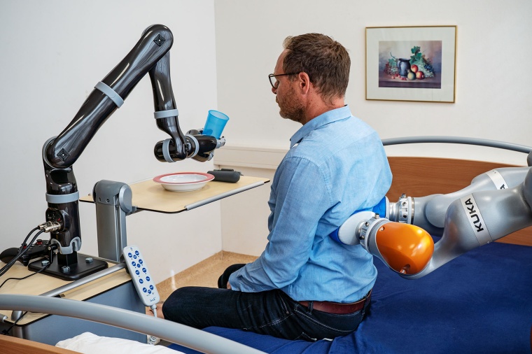 Inwiefern kann Robotik die Arbeit in der Pflege unterstützen und erleichtern?...