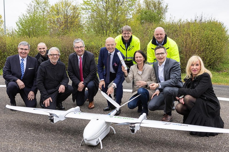 Vertreter*innen des Konsortiums Helios Kliniken, RKH Gesundheit, German Copters...