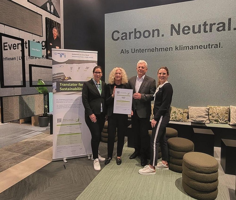 Nahmen an der Übergabe des Produktpass Nachhaltigkeit auf der BAU 2023 teil...