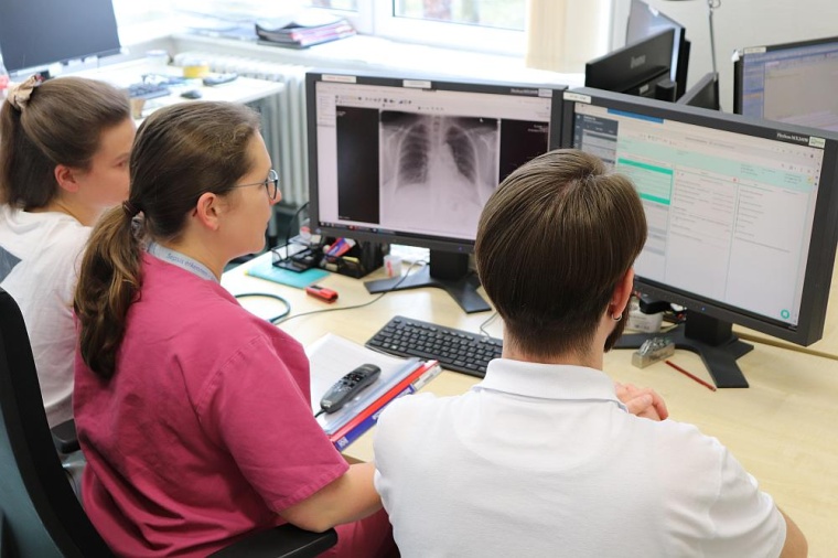 (v.l.) Laura Schwieren von Kumi Health gemeinsam mit Anne Schäfer-Alnsour und...