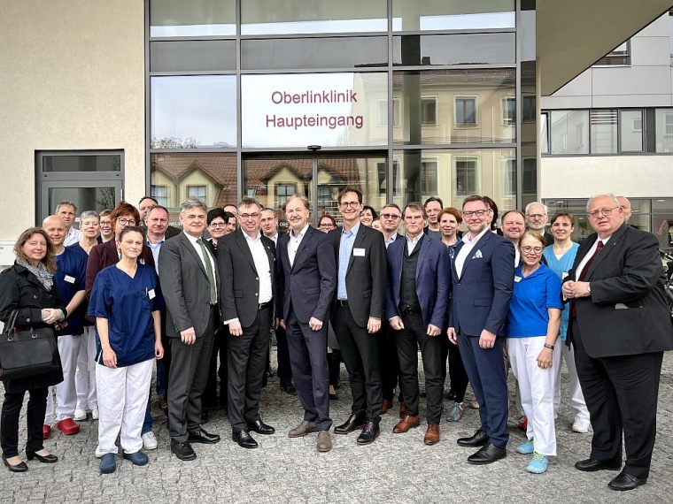 Bildmitte (v.r.n.l.:) Thomas Neubauer, kaufm. Vorstand Oberlinhaus, Michael...