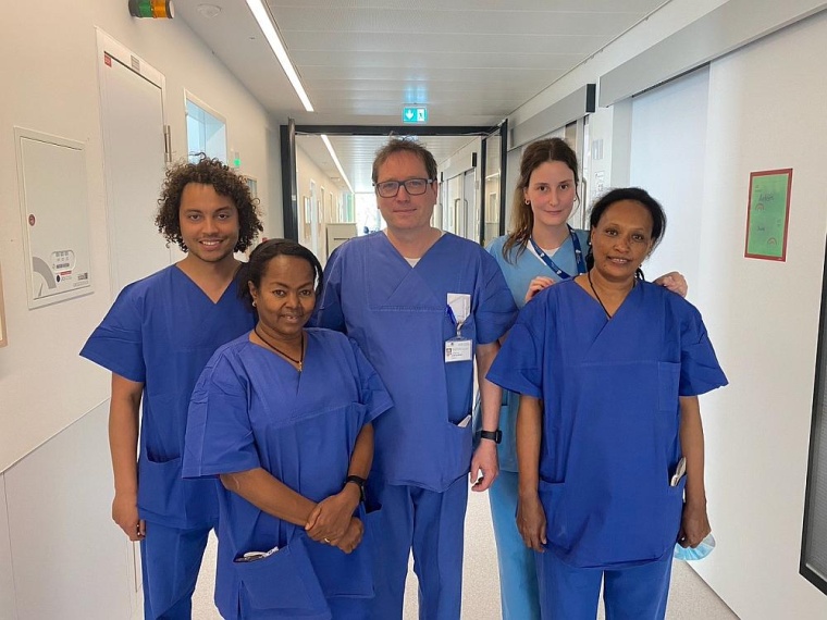 (v. l.) Elija Sisay Minda, Facharzt für Kinder- und Jugendmedizin und...