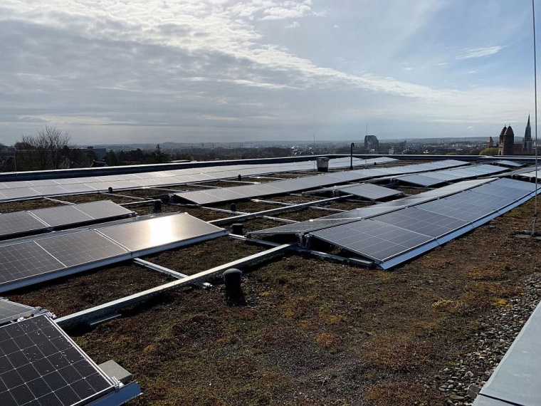 Insgesamt 478 PV-Module wurden Ende März auf dem Dach der HNO-Klinik...