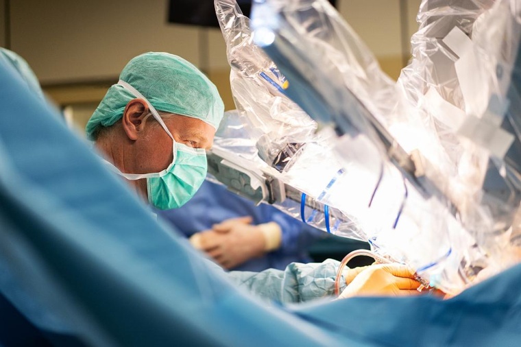 Das herzchirurgische Expertenteam um Chefarzt Prof. Dr. med. Börgermann...