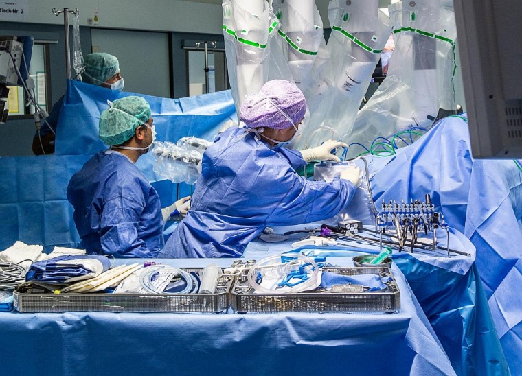 Millimetergenau und zitterfrei können Chirurg*innen mit dem OP-Roboter Haut-...