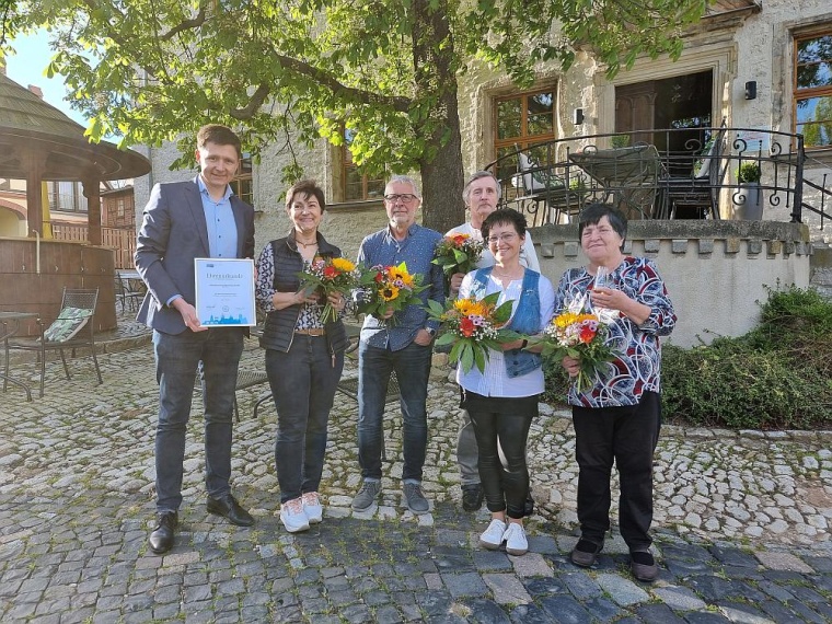 Mark Förste (links außen) und Mitarbeitende mit über 30 Jahren...