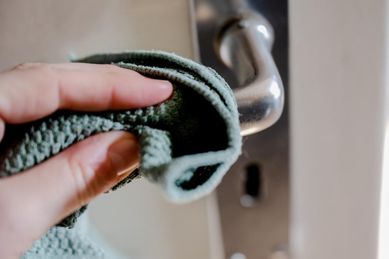 Oberflächen mit Alkohol-basiertem Desinfektionsmittel zu reinigen, ist ein...