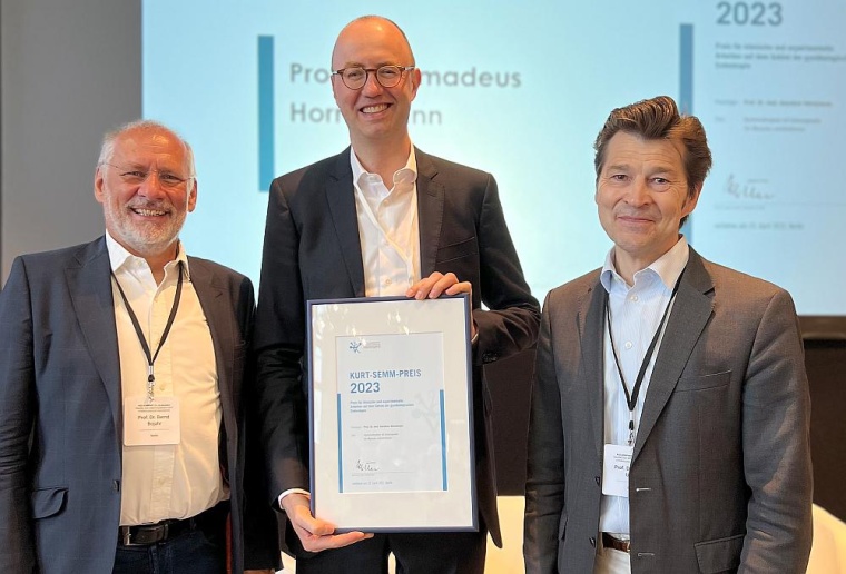 Professor Dr. Amadeus Hornemann (Mitte) erhielt den Kurt-Semm-Preis von...