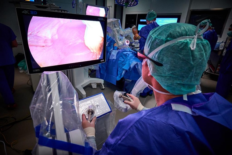 Prof. Hanno Matthaei operiert steril an der Konsole während eines Eingriffs...