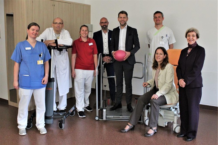 Stippvisite im neuen Therapieraum der Geriatrie (v.l.n.r.): Titularoberärztin...