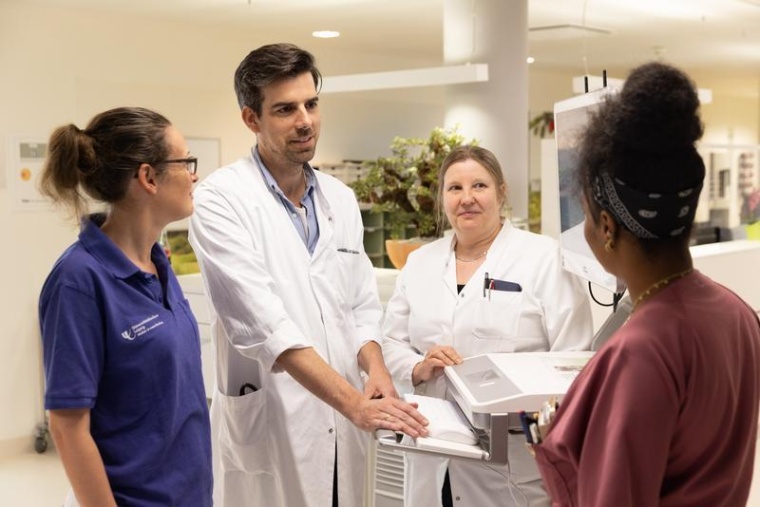 Privatdozent Dr. Maximilian Merz (2.v.li.) zusammen mit Mitarbeiterinnen bei...