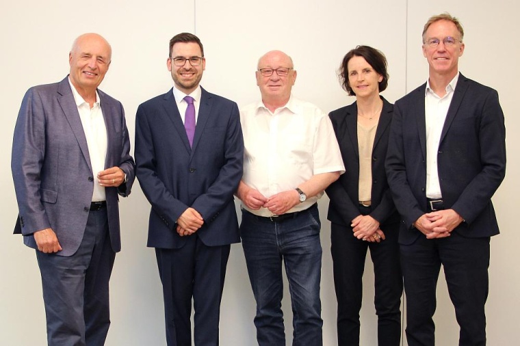 Privatdozent Dr. Tobias Braun (2. von links) ist ab 1. Juni 2023 neuer Chefarzt...