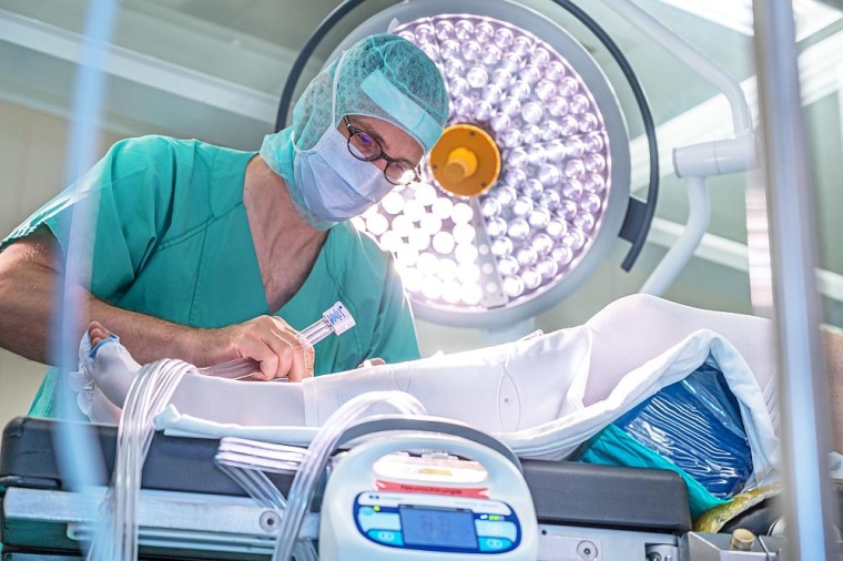 Neurochirurg Prof. Dr. Julian Prell legt eine IPK an. Foto:...