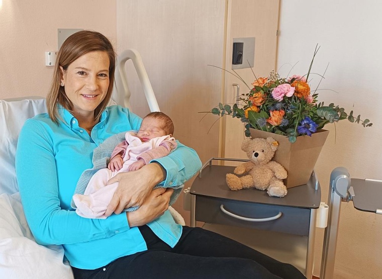 Professorin Julia Wege mit ihrer Tochter Louise Marie. Das Mädchen kam im DGD...