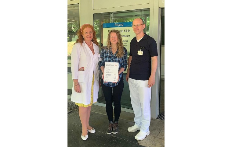 Übergabe der Urkunde durch Nelli Sänger. V.l.n.r.: Prof. Dr. Ute...