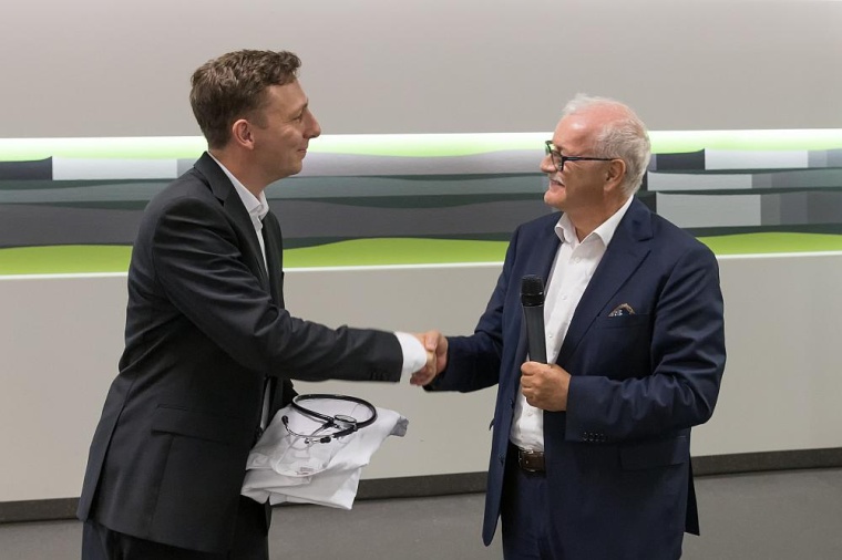 Prof. Dr. Gerd Becker (re.) übergibt das Kommando über die Radioonkologie an...