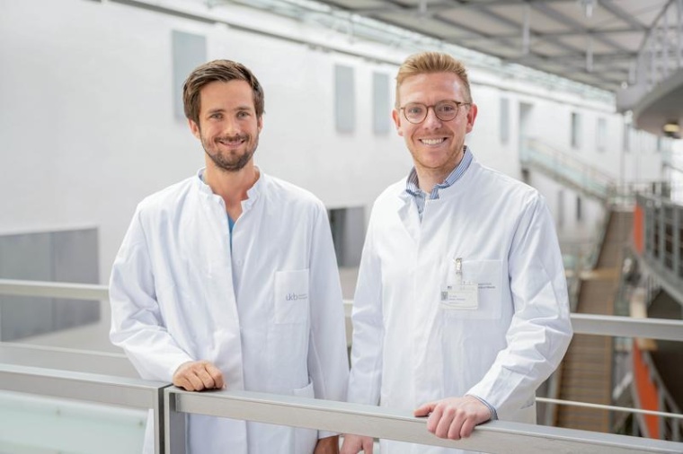 (v. l.) Dr. Jonas Saal und Dr. Niklas Klümper stellten in ihrer Studie fest,...