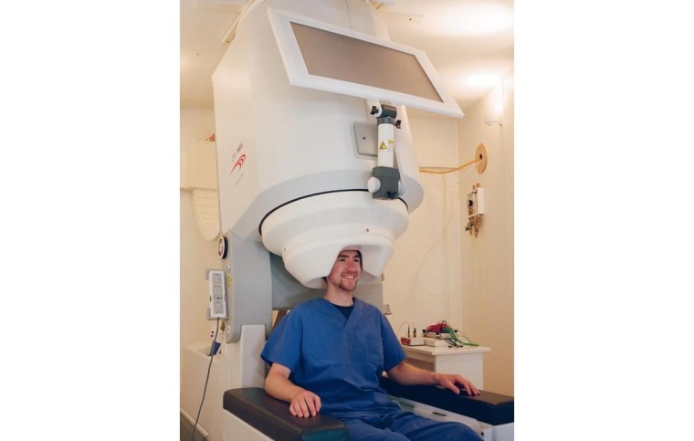 Ein Proband im MEG, Foto: Fabian Zapatka / HIH