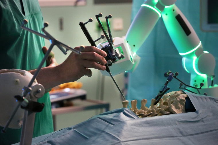 Leuchtet der Roboterarm grün, so ist die bestmögliche Position erreicht und...