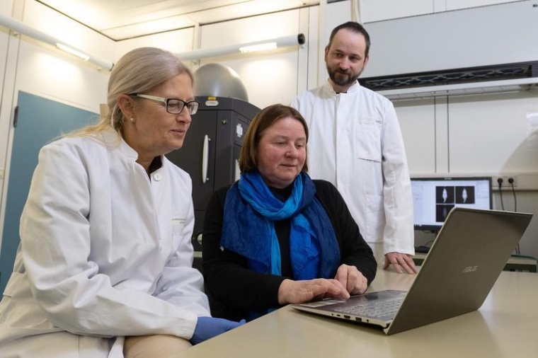Begutachtung von präklinischen Fluoreszenzbildern: (v.l.) Dr. Andrea Markus...