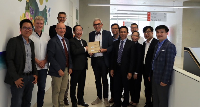 Vertreter der Klinik in Hanoi, des Gesundheitsministeriums in Vietnam, der...