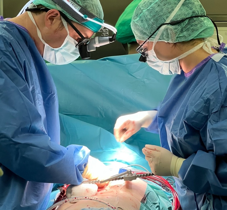 Dr. Najla Sadat mit Prof. Dr. Jörg Kempfert bei einer Herzoperation. Foto: D....