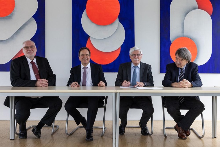 Bei der Vertragsunterzeichnung (v.l.): Professor Dr. Volker Biehl (Leitung...