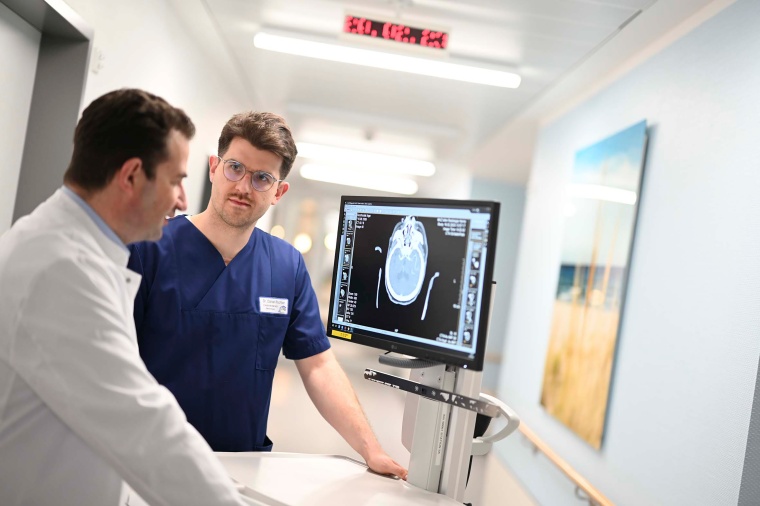 EvK-Chefarzt Prof. Dr. Christos Krogias (l.) und Dr. Daniel Richter haben...