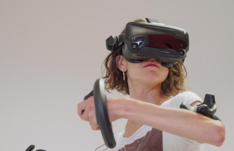 Mit einer VR-Brille können sich Patientinnen und Patienten ihren virtuellen...
