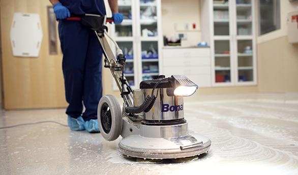 Der alte Belag wird durch staubfreies Nassschleifen entfernt. Foto: Bona