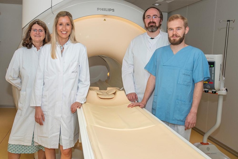 (v. l.): Dr. Gabriele Berboth, Oberärztin an der Klinik für Dermatologie und...